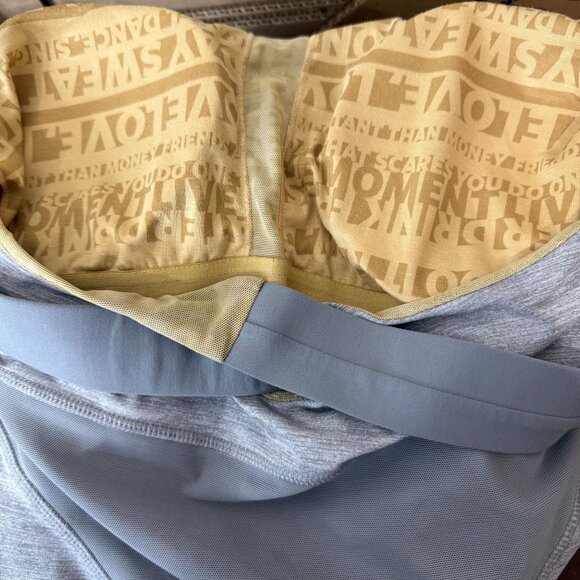 Lululemon Gray Criss Cross Tank Top With Built-In Bra & Mesh Detail Size 6 - Picture 6 of 7